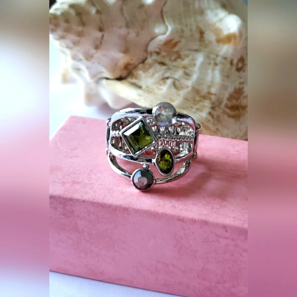 ❗5/$10❗  Elegant Silver and Green Gemstone Ring - Picture 2 of 3